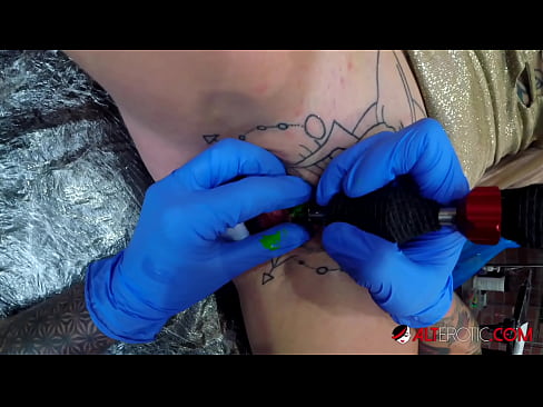 ❤️ Sully Savage yang sangat bertato membuat tato di klitorisnya ❤️❌ Video porno di id.kiss-x-max.ru ️