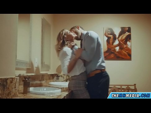 ❤️ Ketika seorang pirang berdada menggoda Anda di toilet umum ❤️❌ Video porno di id.kiss-x-max.ru ️